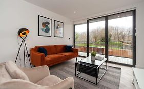 Modern 2 Bedroom Apartment In Wimbledon